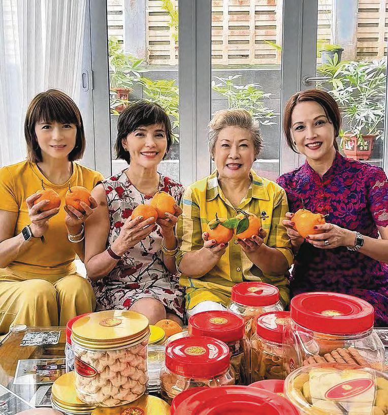 Starry Chinese New Year gathering at actress Jin Yinji's home