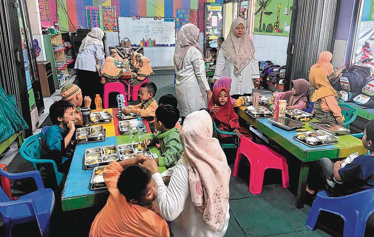 Indonesian President's signature free-meal scheme well received despite early snags