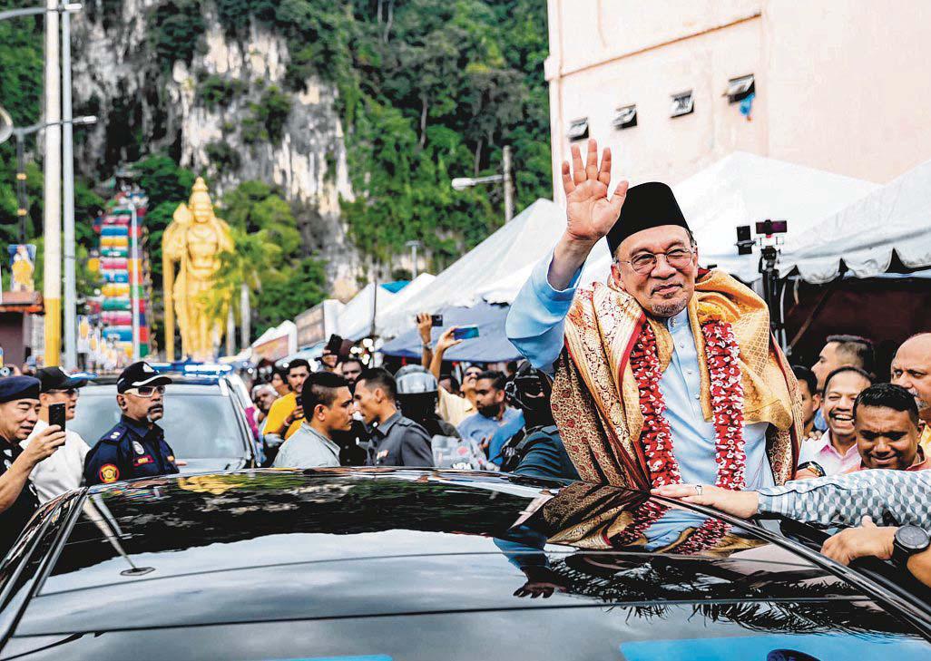 Anwar ditches guidelines proposal for Muslims at non-Muslim events