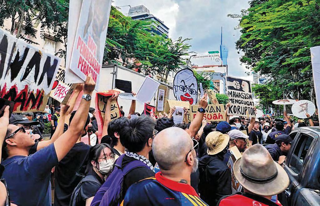 Malaysia to ease protest rules after critics slam probes into anti-graft rally