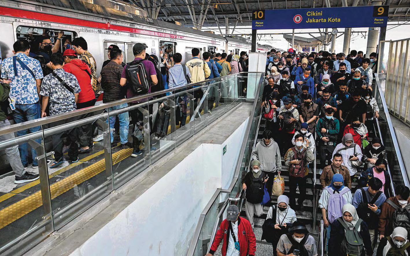 Indonesia's shrinking middle class rattles businesses betting on a boom