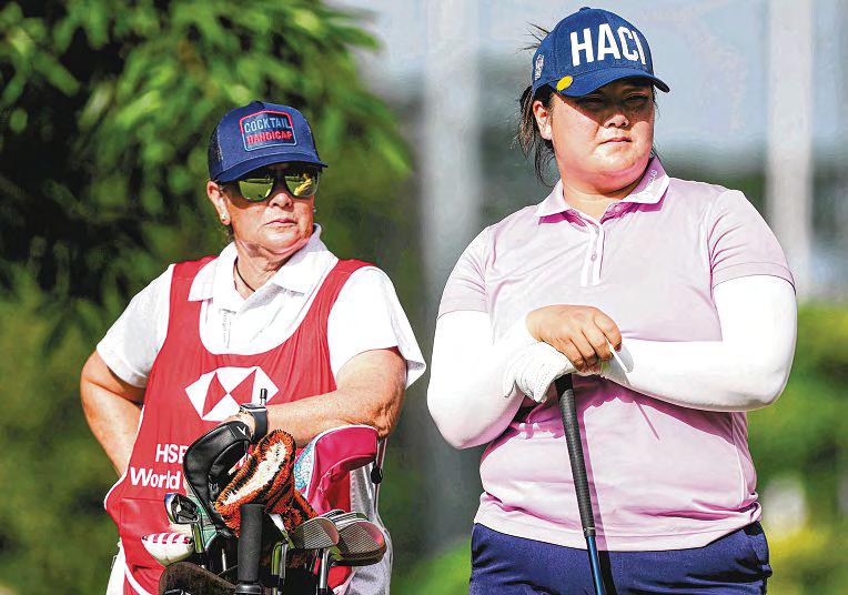 Simpson Hopes to See More Female Caddies in Future