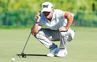 Knapp slips to a 70 after 59, but still has the lead
