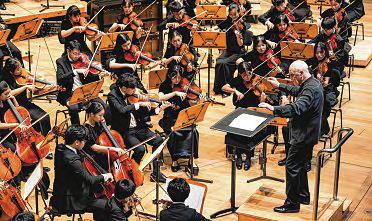 SNYO pulls off ambitious programme under Hans Graf's baton