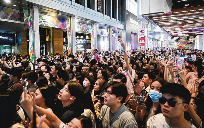 8 minutes with Jisoo in Orchard