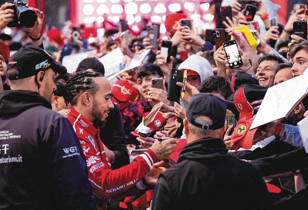 Hamilton Can Paint F1 Red