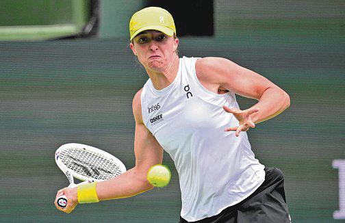 In-form Swiatek 'plays risky' to beat the rain and Muchova