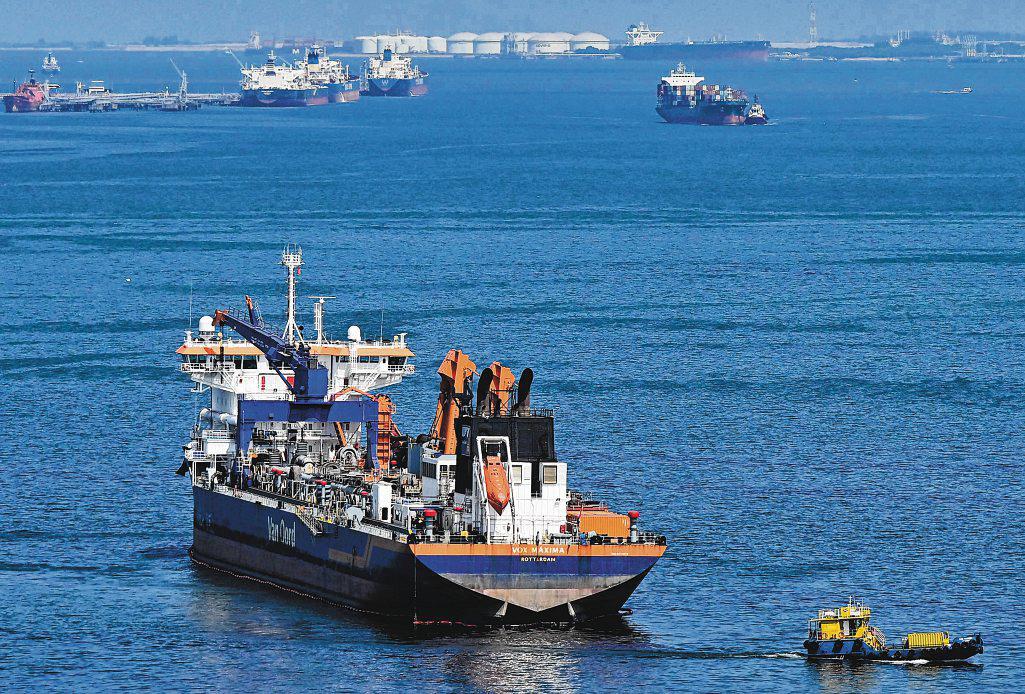 4 crewmen on dredger plead guilty over role in major oil spill