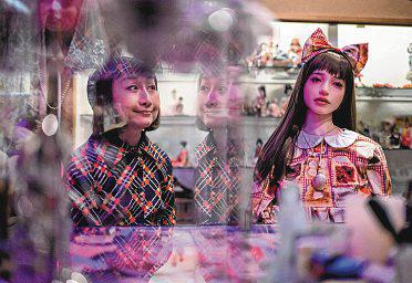 Former sex worker records Tokyo's red-light history in photos