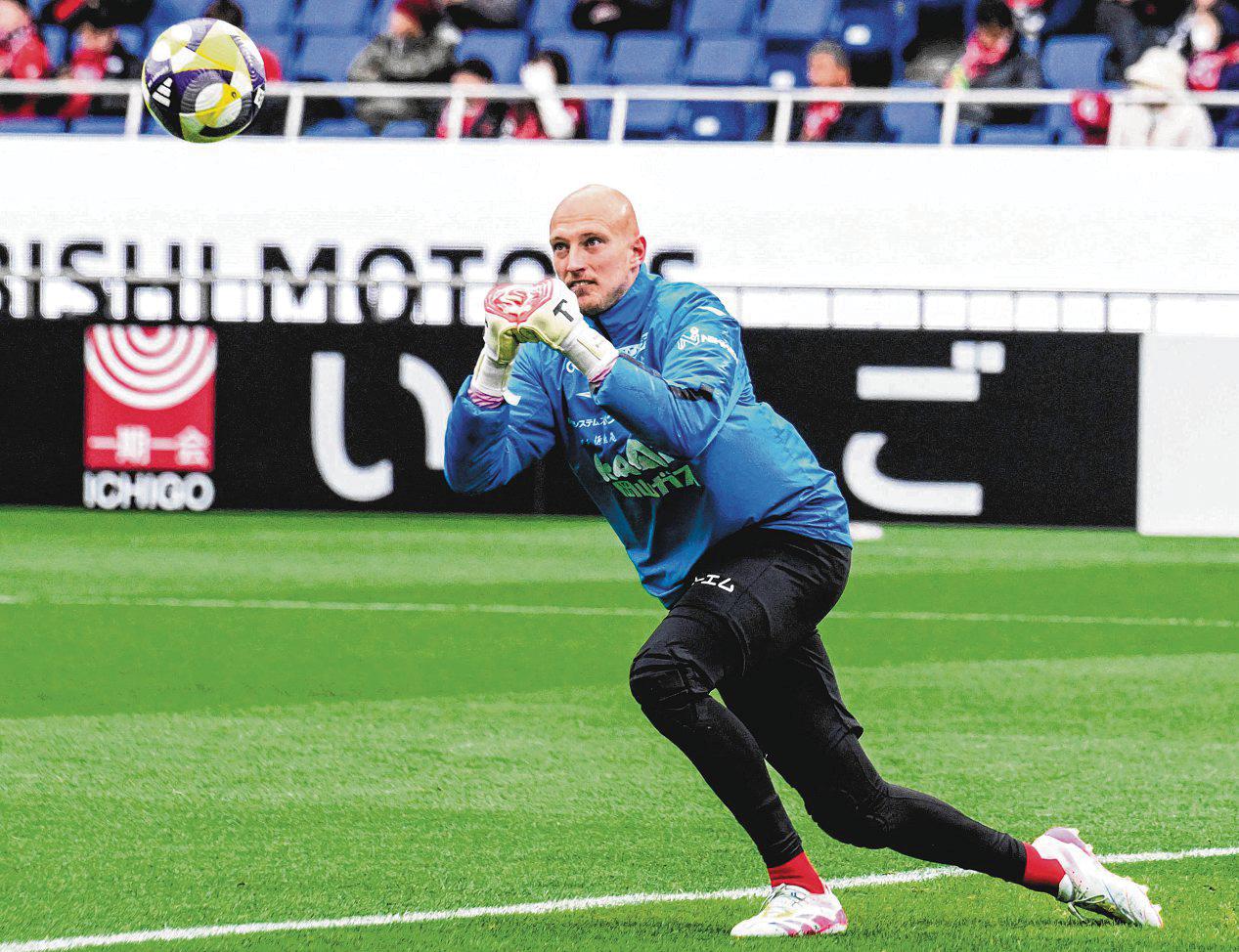 German goalkeeper finds peace in Japan