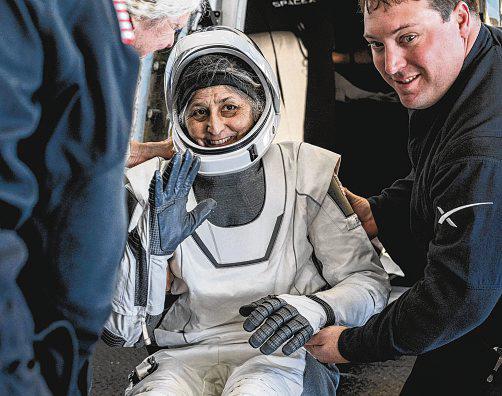'Stranded' astronauts back on Earth after 286 days