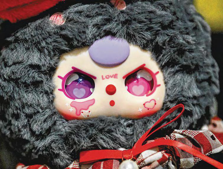 Vietnam pulls dolls over South China Sea map