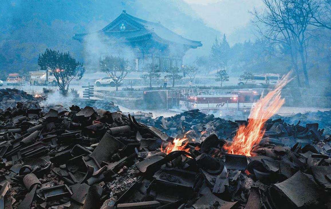 Highway chaos, fireballs raining down as South Koreans flee wildfires