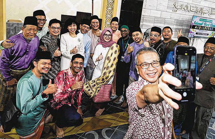 Former AIC chief spotted on mosque visit with East Coast GRC MPs
