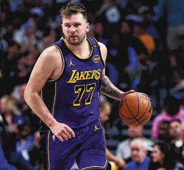 Lakers Aim to Down Rockets for No. 3 Seed