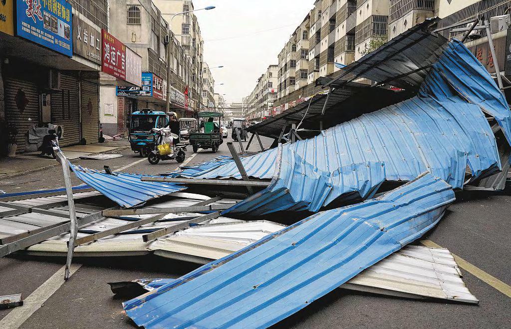 Cold winds sweep Beijing, closing key sites, disrupting travel