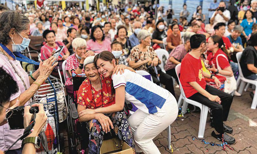 Hawker meal vouchers for up to 2,400 MacPherson households