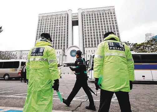 Yoon's staunch supporters continue to rally as his criminal trial begins