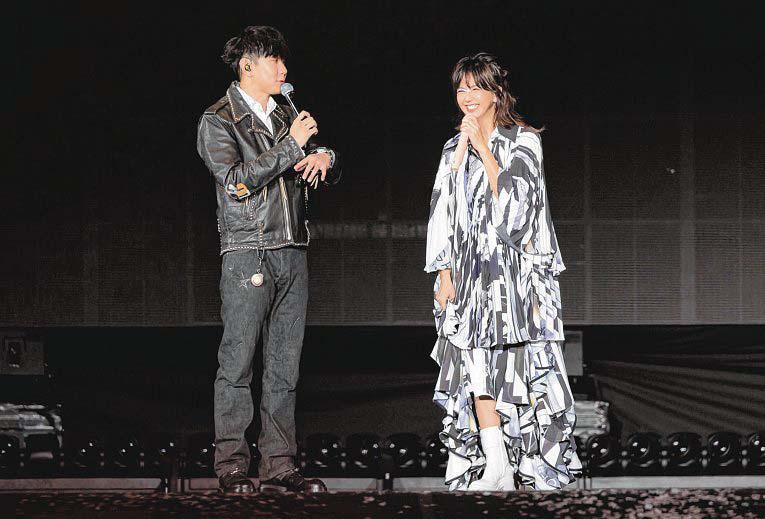 Singer JJ Lin makes surprise appearance at Stefanie Sun's Singapore concert