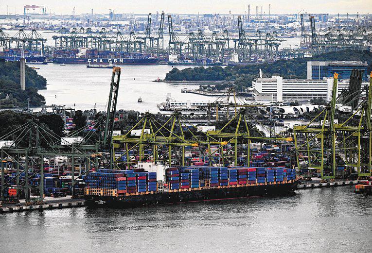 Singapore Key Exports May Shrink in 2025 Amid Global Trade Chaos: Economists