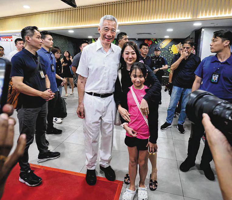 Woman gets to take photo with SM Lee for second time in a decade