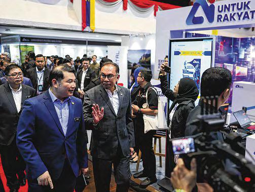 Vote-rigging claims mar internal elections for PM Anwar's party