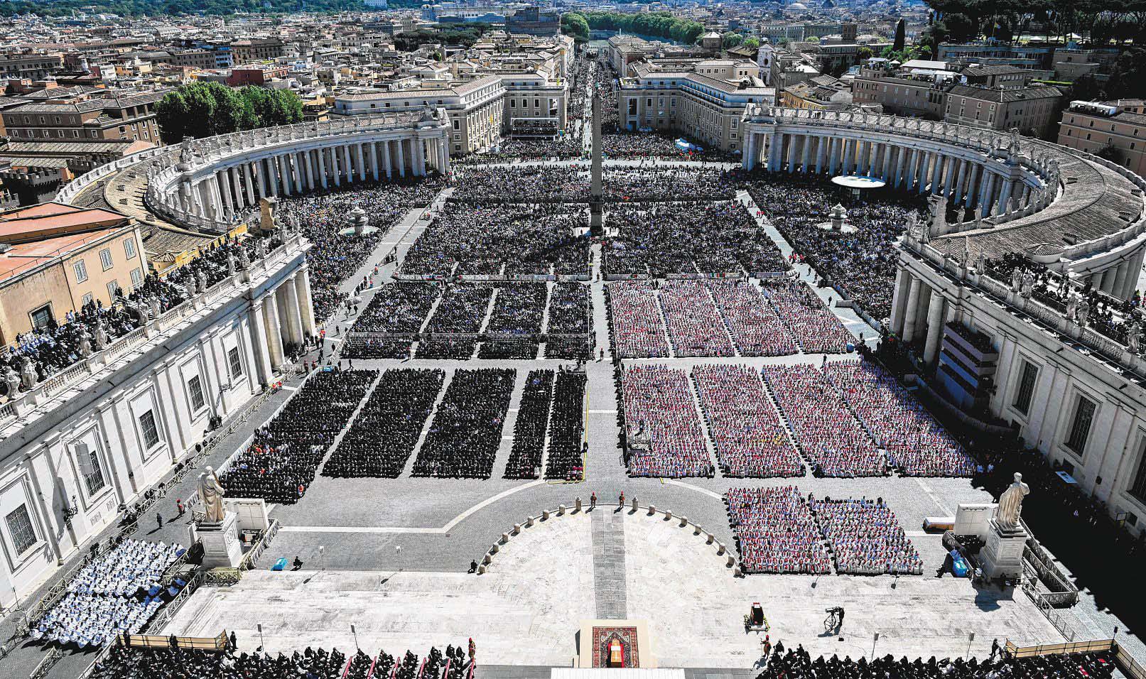 Hundreds of thousands at Pope's funeral