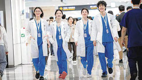 Rising star Go Youn-jung shines as rookie doctor
