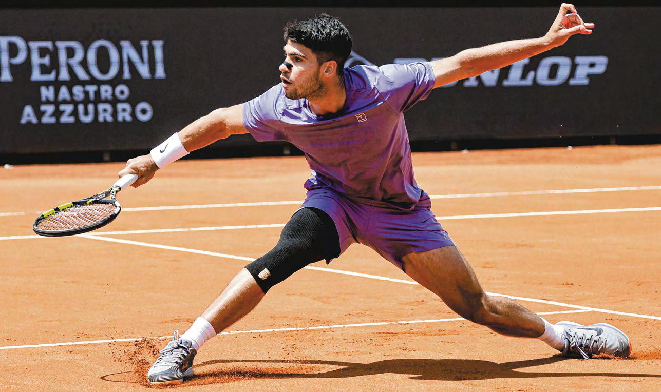 Alcaraz passes injury test, Sabalenka rolls on