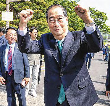 S. Korea's former PM Han ends presidential bid, ending rift among conservatives