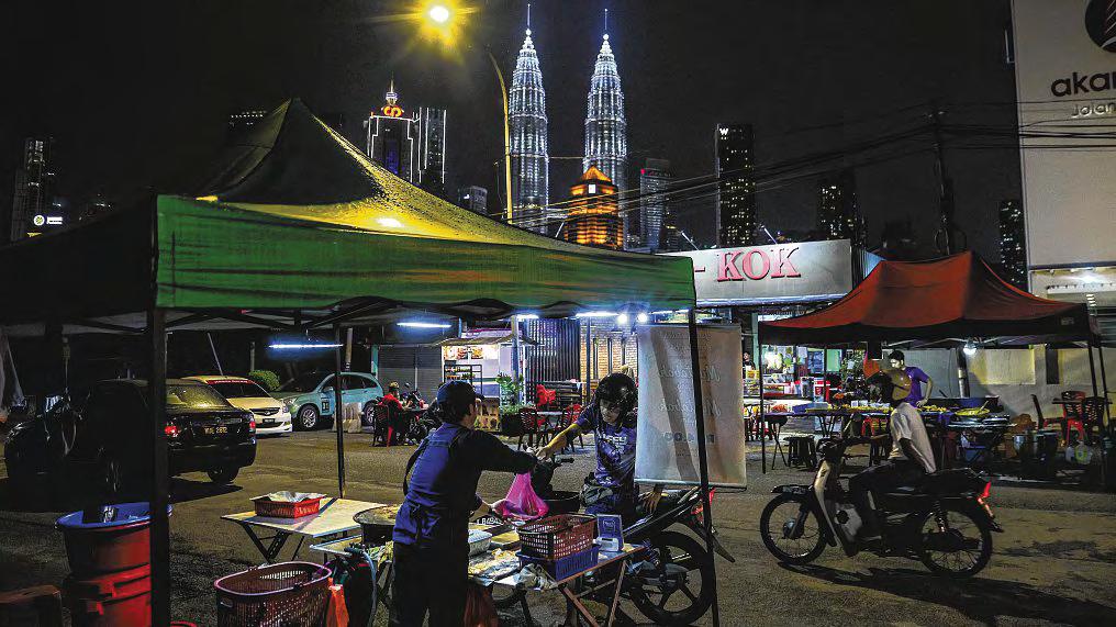 Malaysia's Economy Slows in Q1, Outlook Hit by Trade Tensions