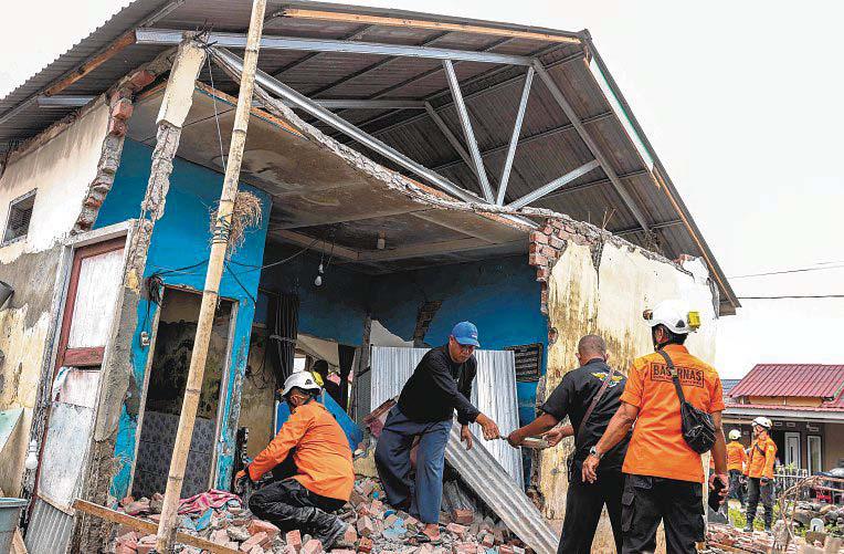 Quake off Sumatra damages more than 100 houses