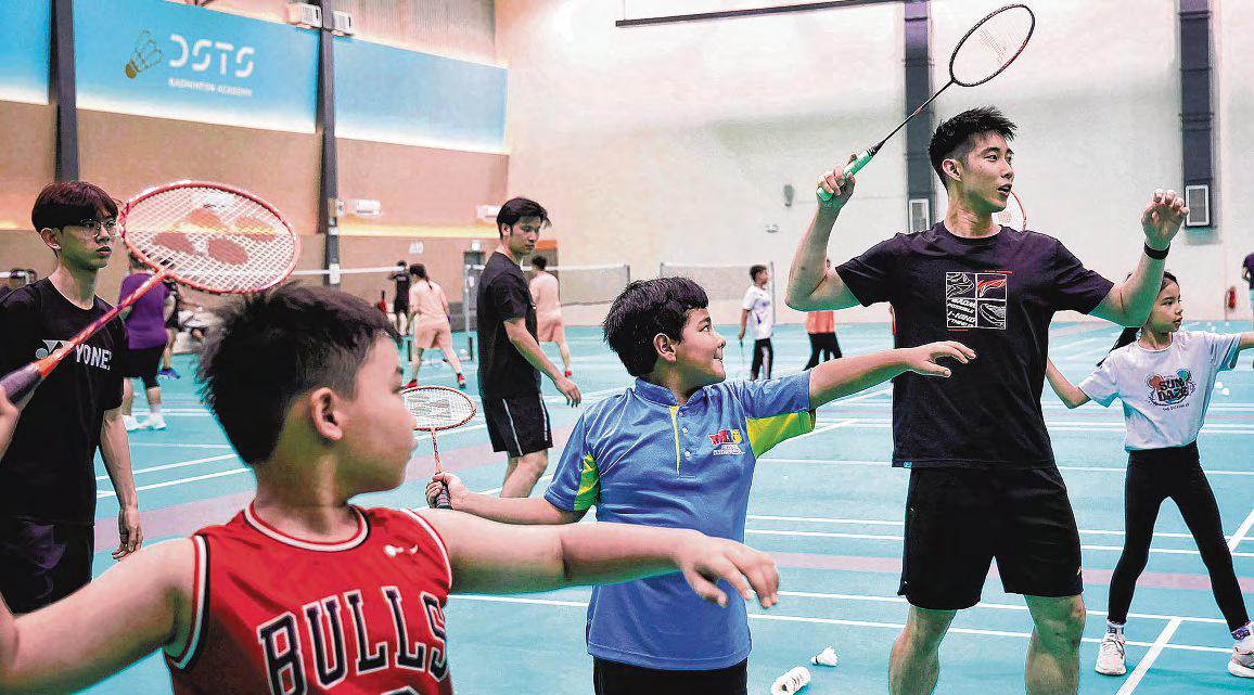 Loh a smash hit with the kids at coaching clinic