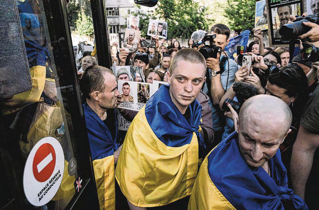 Russia Strikes Ukraine in Middle of First Stage of Major Prisoner Swap