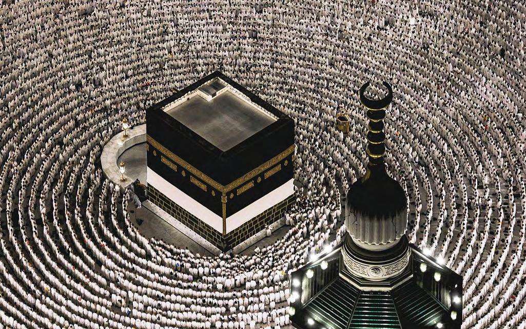 Pilgrims gather in Mecca amid scorching desert heat