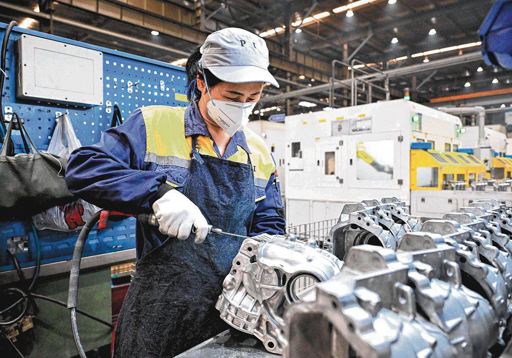 China's Manufacturing in Worst Slump in Over Two Years Despite Tariff Truce