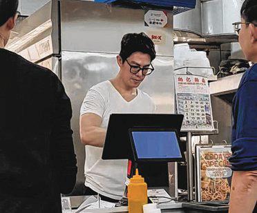 Actor Zhang Yaodong Spotted Manning Kopitiam Stall in Tampines