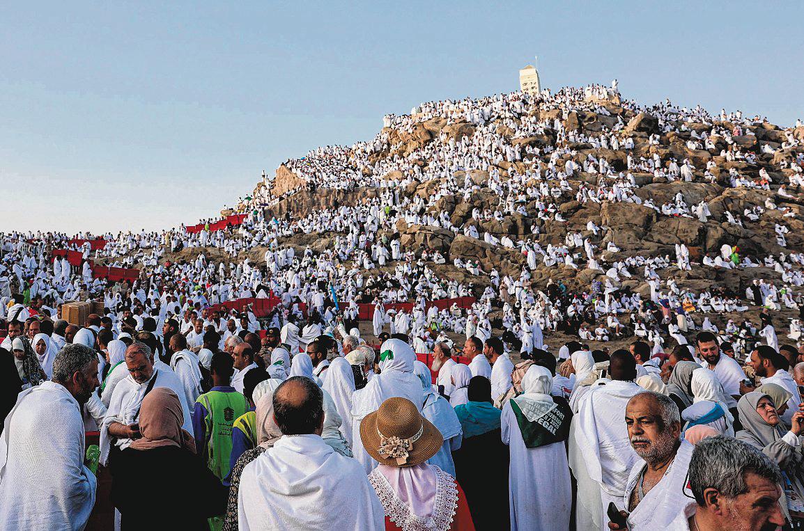 Thousands pray at Mount Arafat during Hajj peak