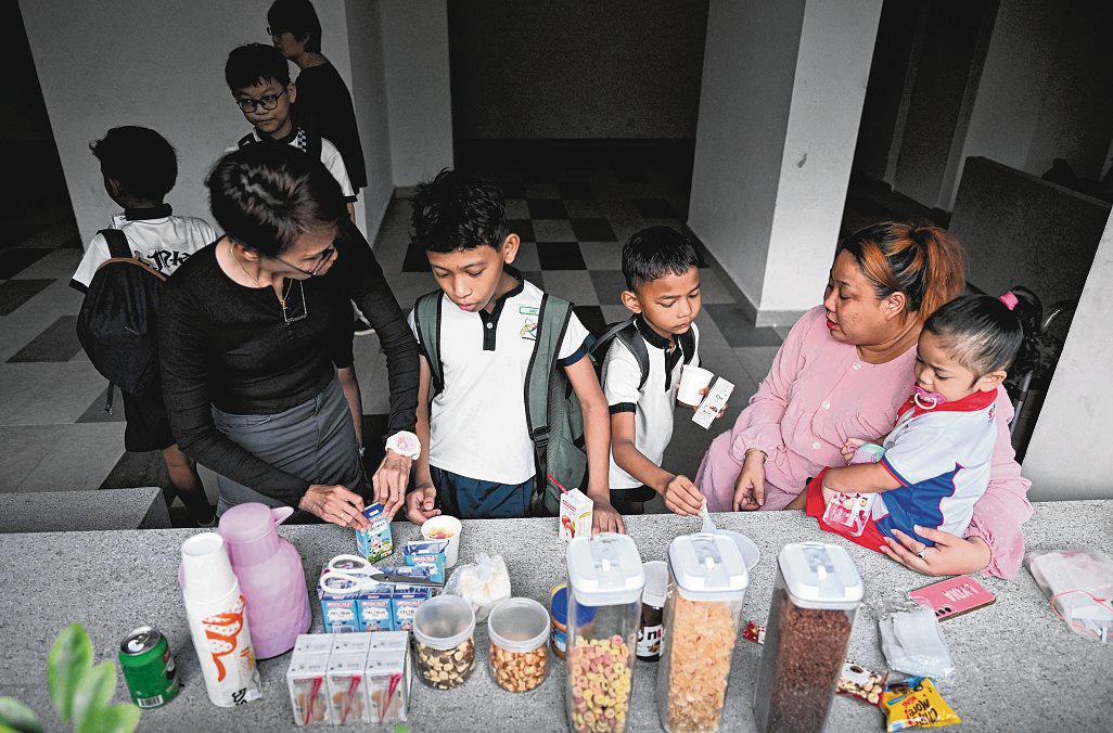Mum of Six Who Juggles Three Jobs Starts Free Breakfast Club for Kids