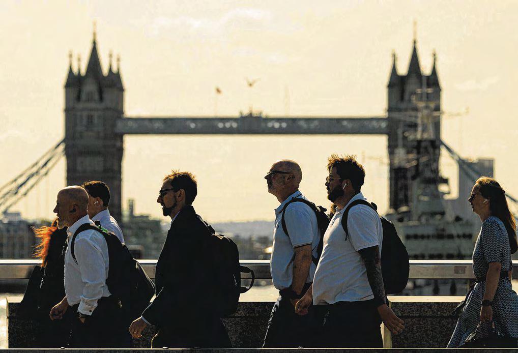 UK Employment Plummets by the Most in 5 Years
