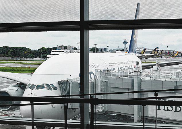 SIA slips nearly 2% as aviation industry endures turbulent week
