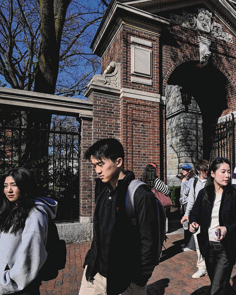 For Chinese Students, the Beautiful American Dream Is Ending