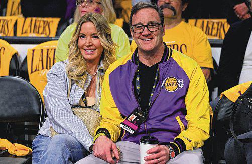Lakers Sold for Record US$10b to Investor Walter