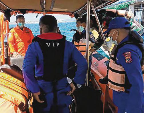 Tourist who ignored safety advice drowns off Indonesia's pink beach