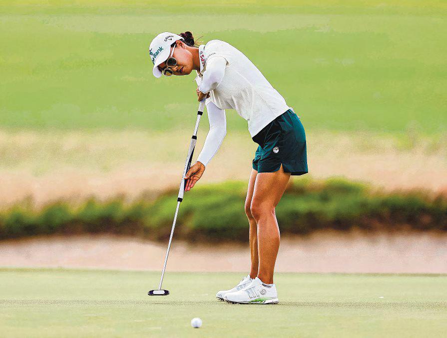 Patient play yields big lead for Australian Lee