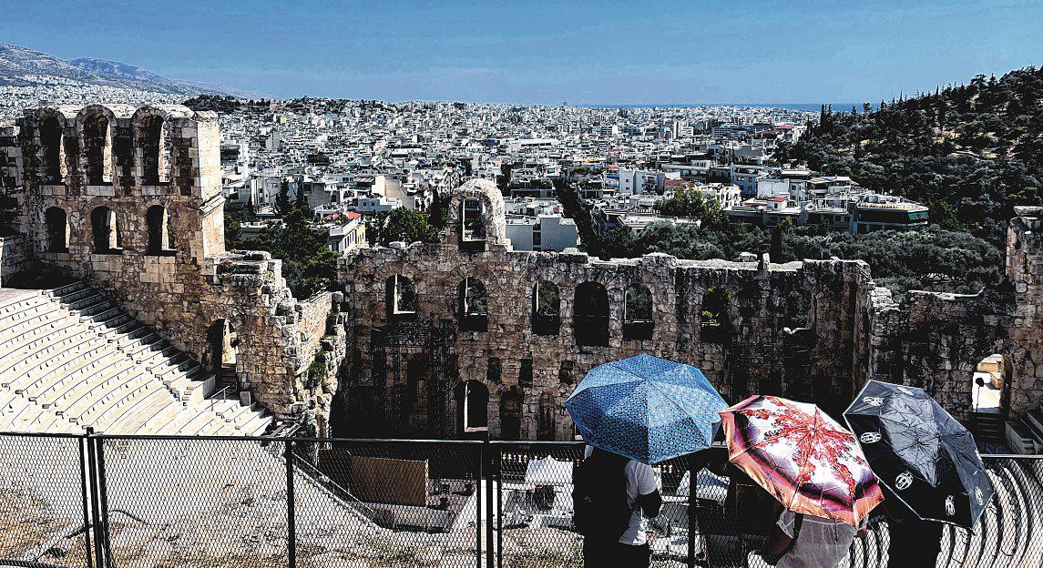 Tourists, residents in Athens seek shade as mercury soars past 40 deg C