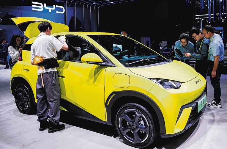 30-Cent Bubble Tea, $9.9k EVs: China Acts to Curb Price Wars