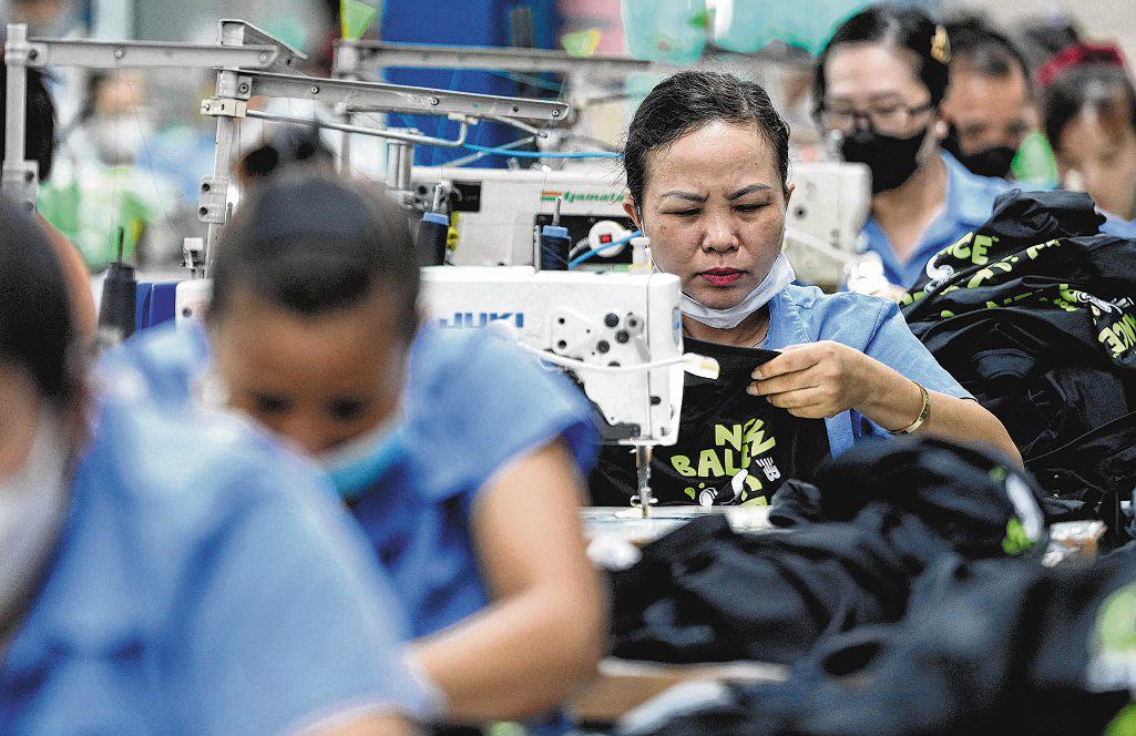 Manufacturing in Asia Slumps Anew with US Tariffs Set to Rise