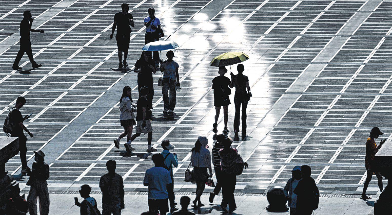 Surviving the 40 deg C summer in one of China's 'furnace cities'