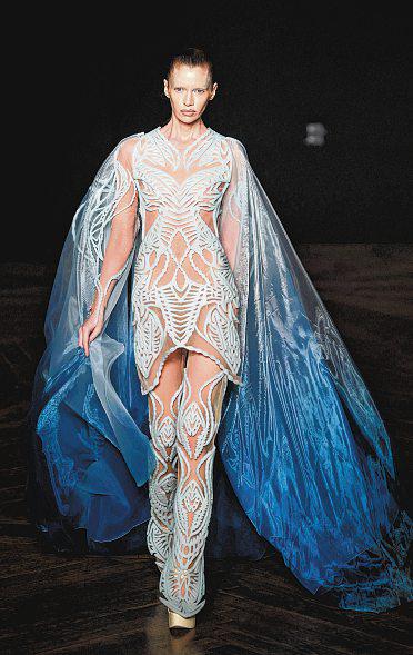 Iris van Herpen's Paris Haute Couture Week algae dress is actually alive